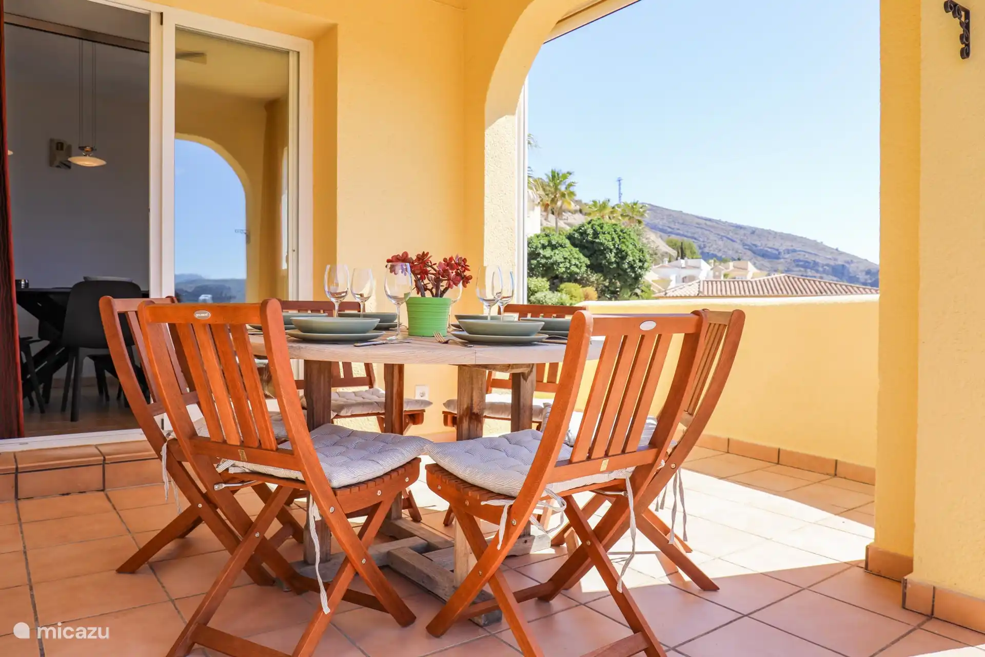 Genie&#223;en Sie ein langes Essen nach dem Abendessen an diesem gem&#252;tlichen Tisch