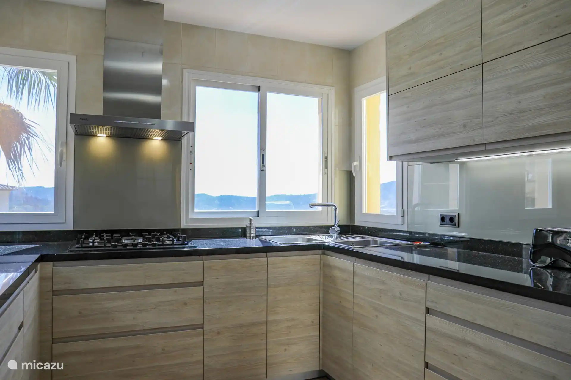 Moderne K&#252;che mit Aussicht