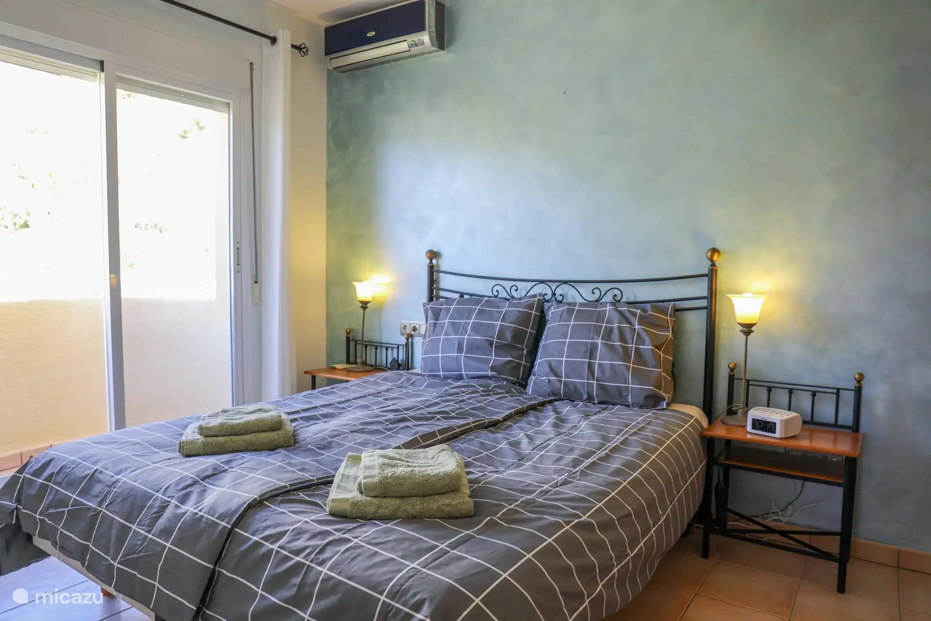 Schlafzimmer mit Doppelbett