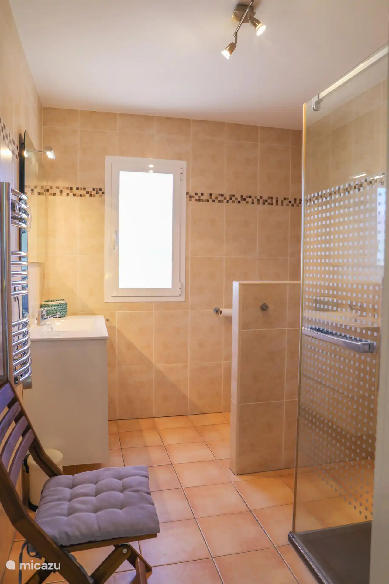 Badezimmer mit Dusche