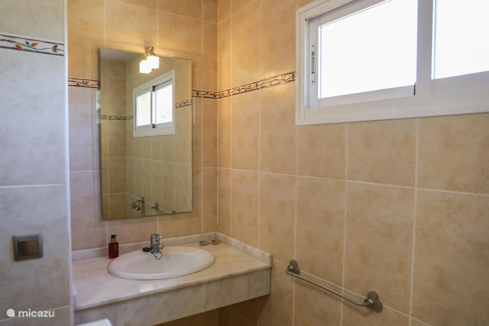 Badezimmer mit Waschbecken