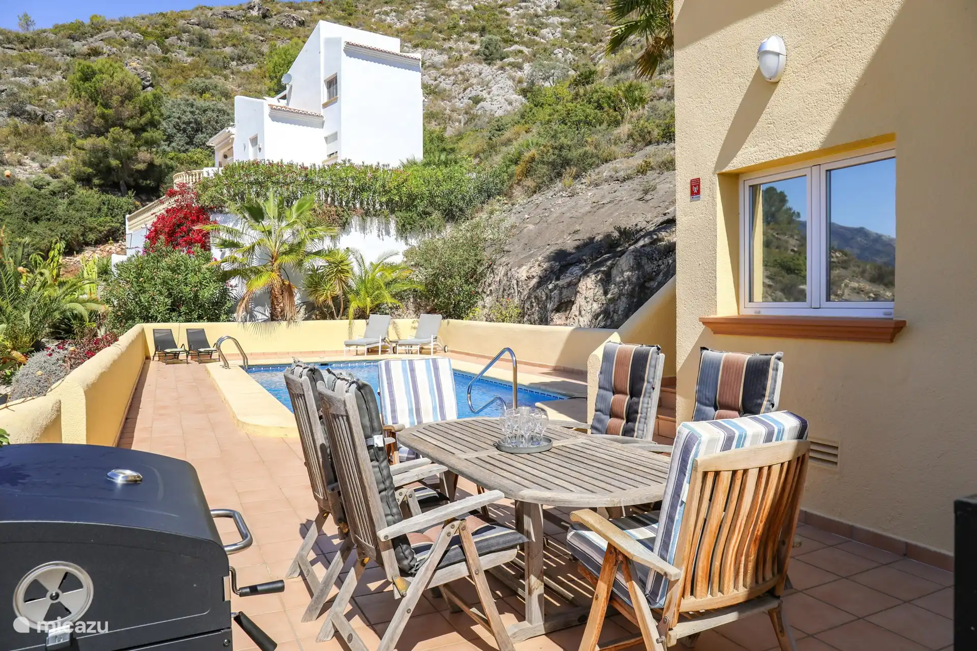 Esstisch auf der Terrasse mit Grill