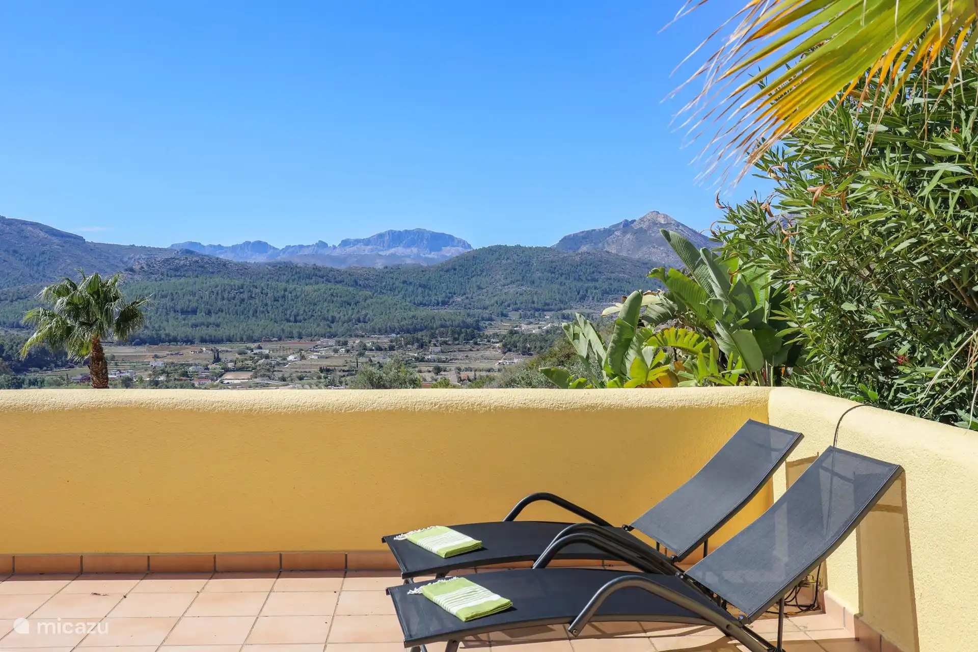 Sonnenliegen am privaten Pool