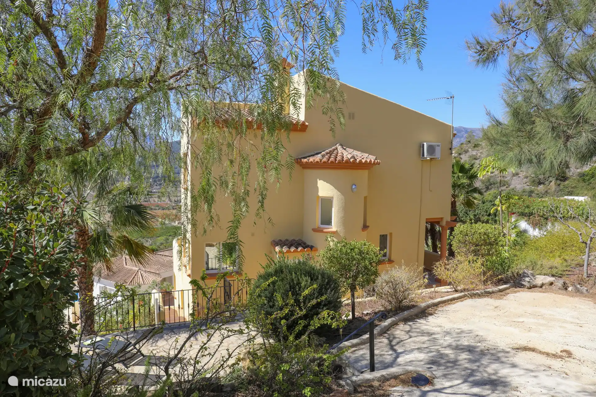 Die Vorderansicht der Villa Valle Hermoso