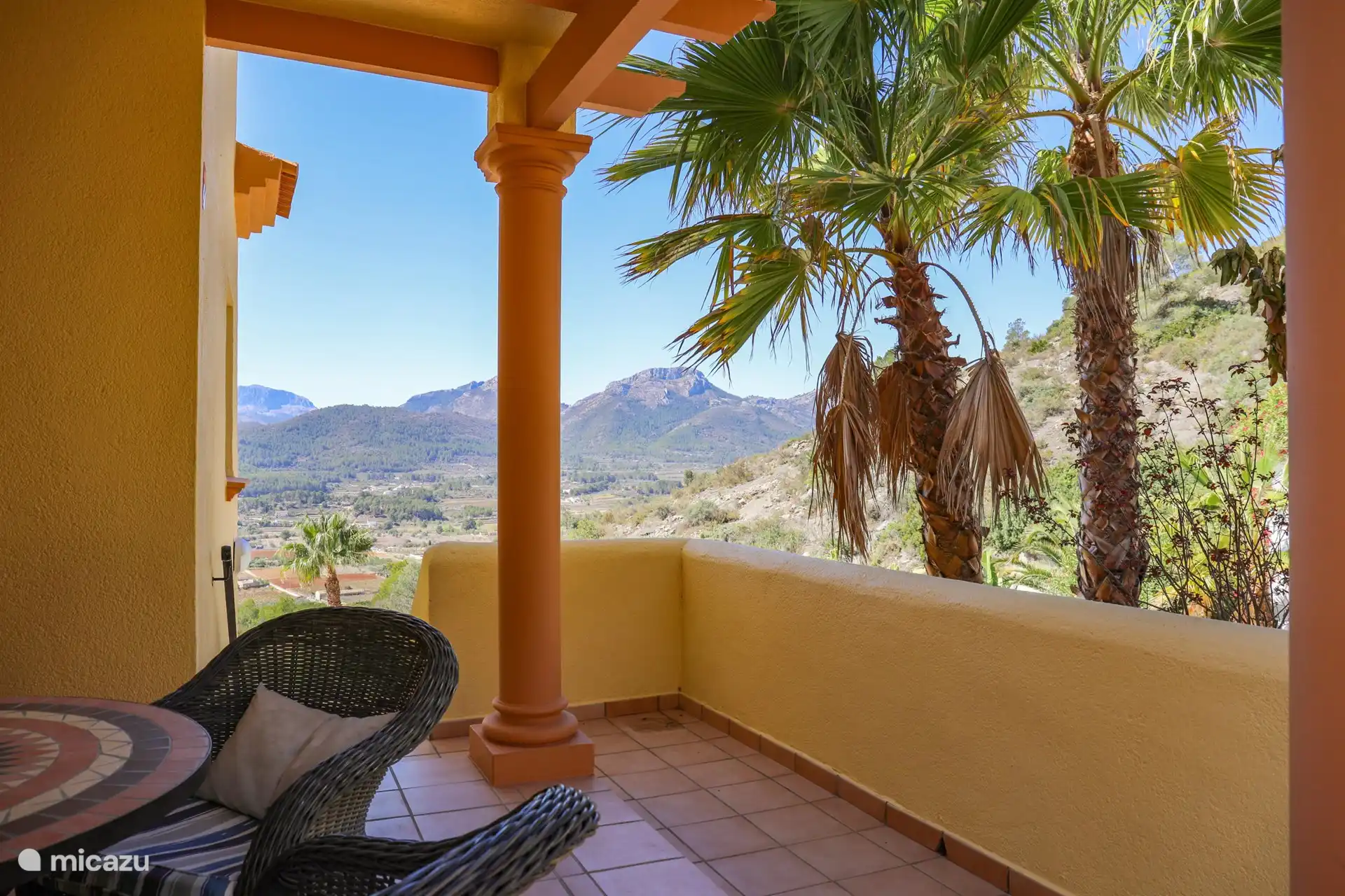 Balkon mit Sitzgelegenheit