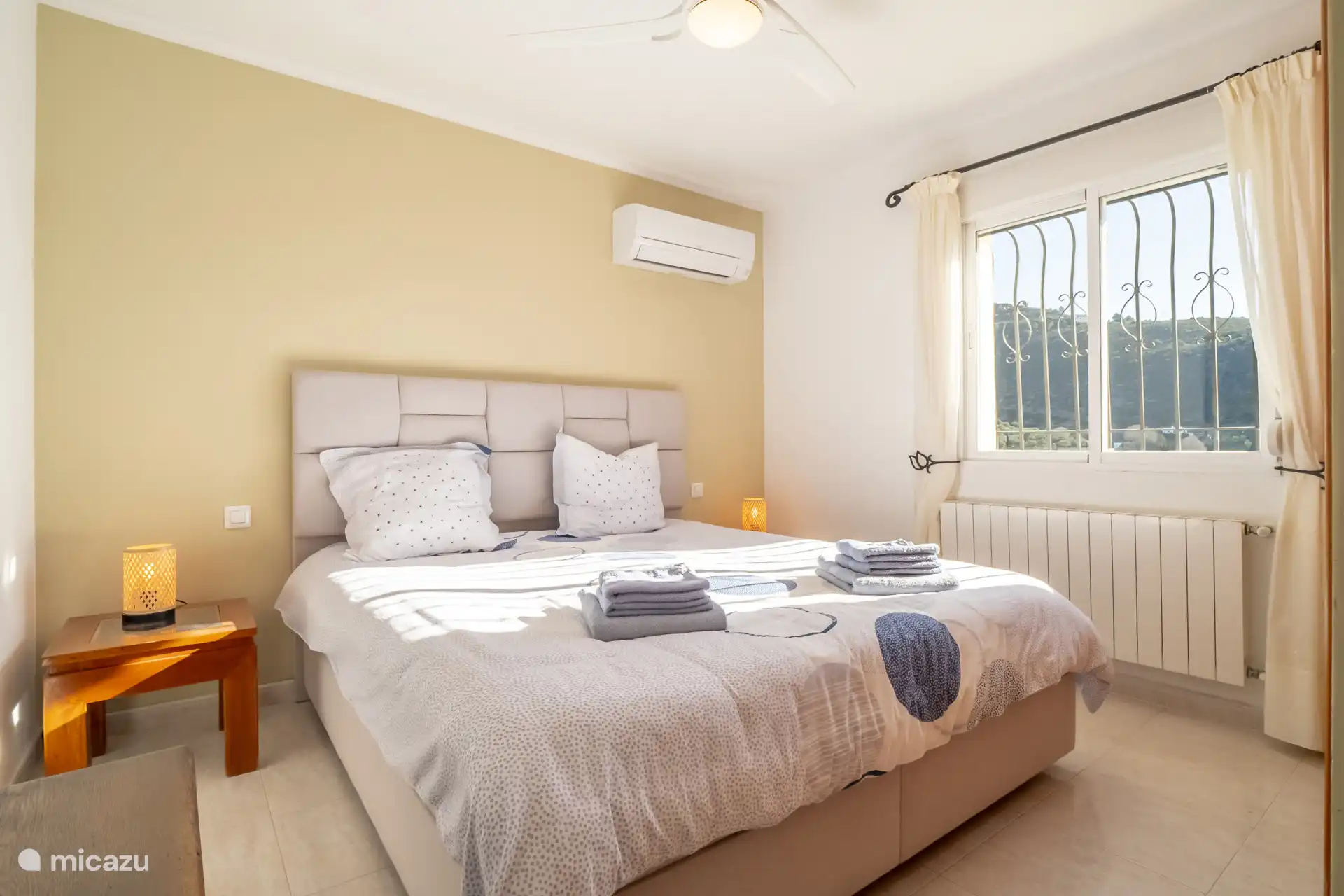 Schlafzimmer mit Doppelbett