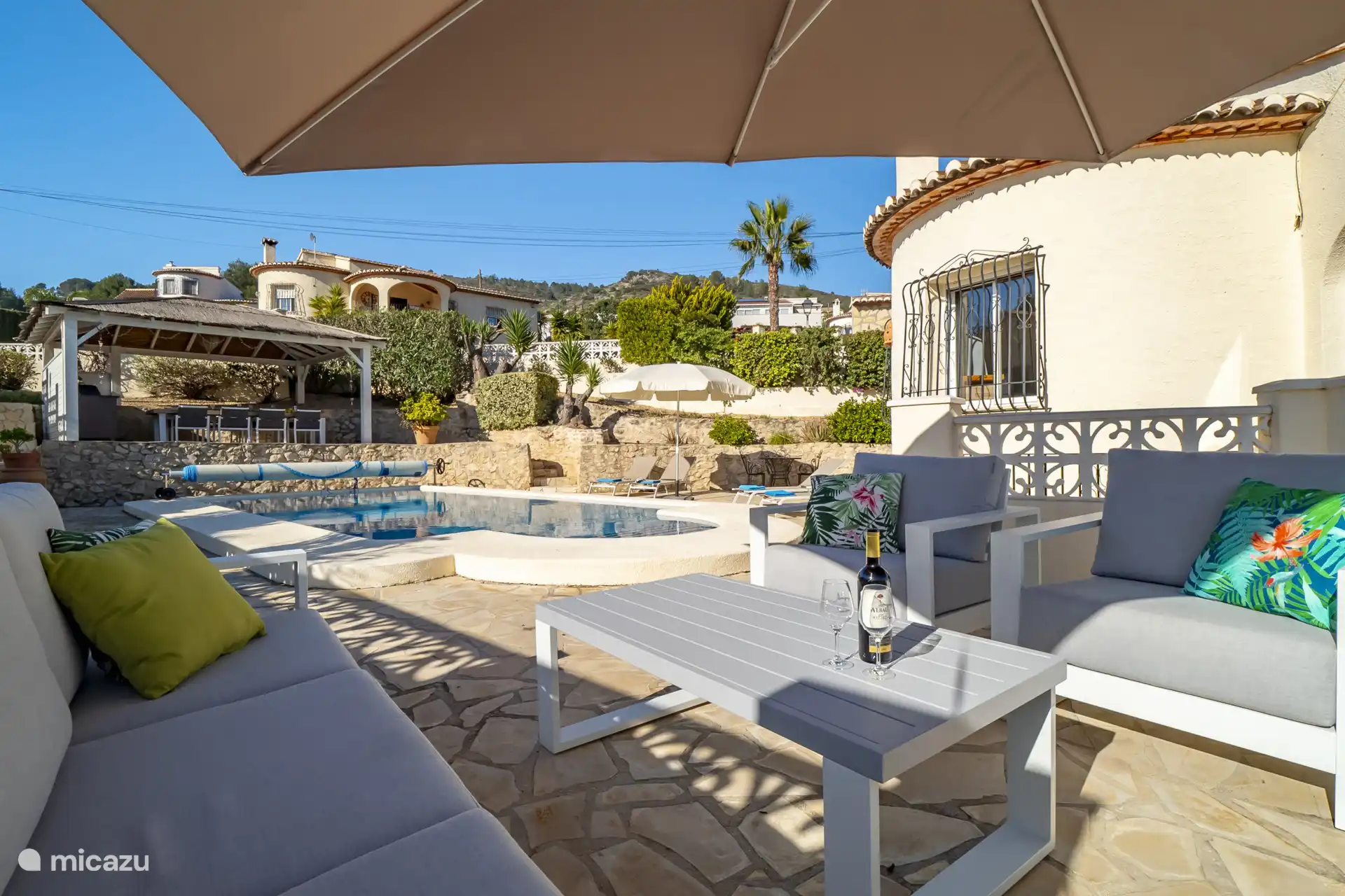 Schöner Loungebereich mit Sonnenschirm