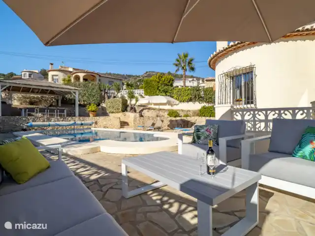 Villa Jacaranda huren in Spanje, Costa Blanca, Alcalali - villa Fijne loungehoek met parasol