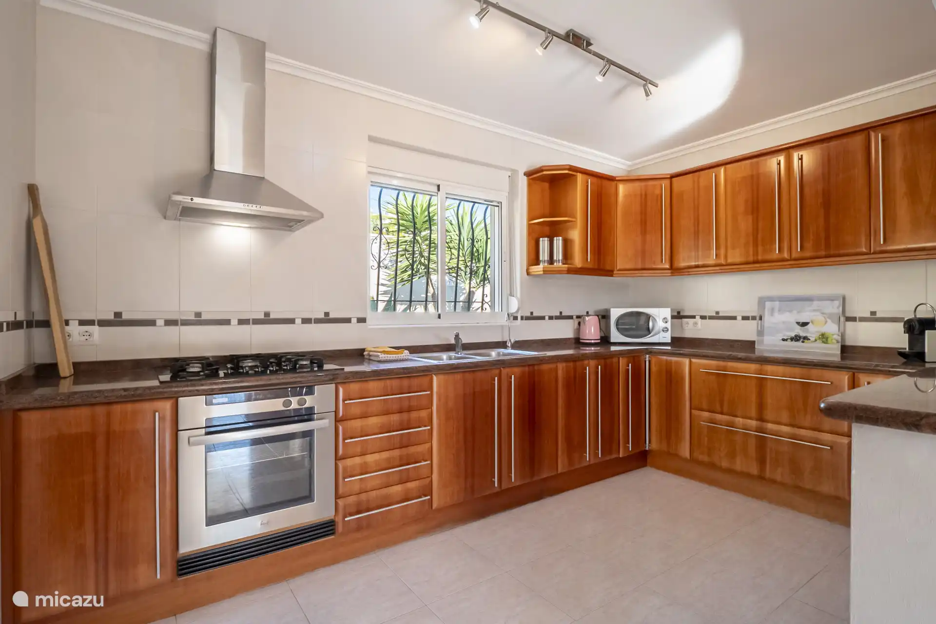 Diese ist komplett ausgestattet mit Kühlschrank, Geschirrspüler, Mikrowelle und Backofen. 5-Flammen-Gasherd, Wasserkocher, Kaffeemaschine (Filterkaffee und Nespresso).