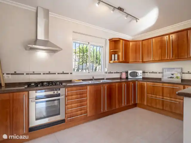 Villa Jacaranda huren in Spanje, Costa Blanca, Alcalali - villa Deze is zeer compleet ingericht met o.a. een koelkast, vaatwasser, magnetron, oven. 5-pits gasfornuis, waterkoker, koffiezetapparaat (filterkoffie en een Nespresso).