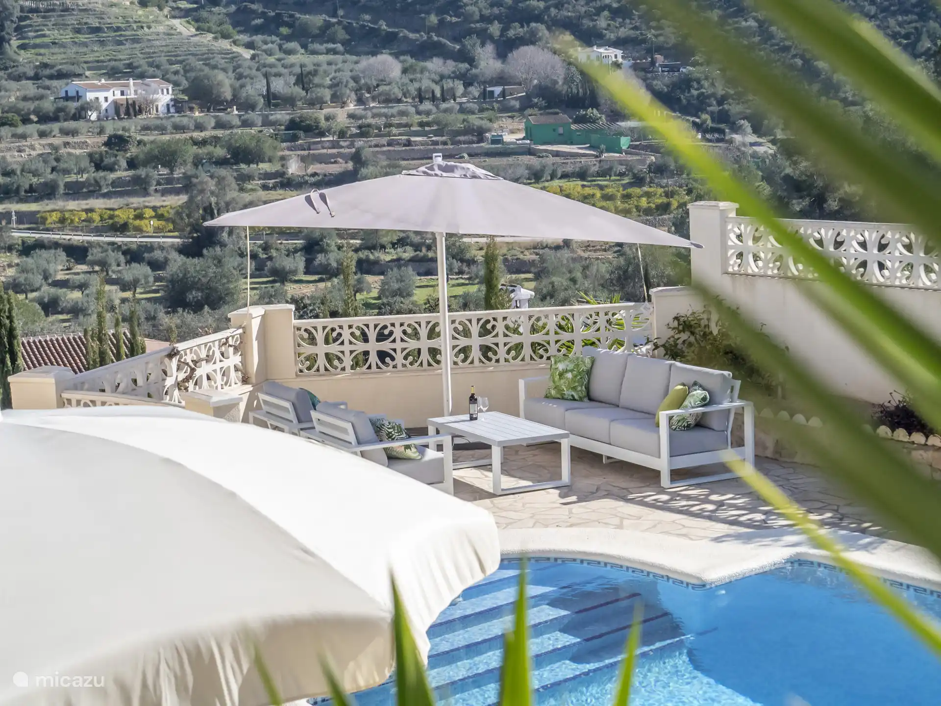 Lounge-Bereich mit Sonnenschirm und Aussicht, genießen Sie es, hier ein Buch zu lesen!