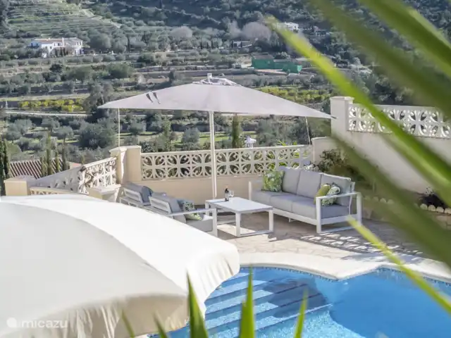 Villa Jacaranda huren in Spanje, Costa Blanca, Alcalali - villa Loungehoek met parasol en uitzicht, heerlijk een boekje lezen hier!