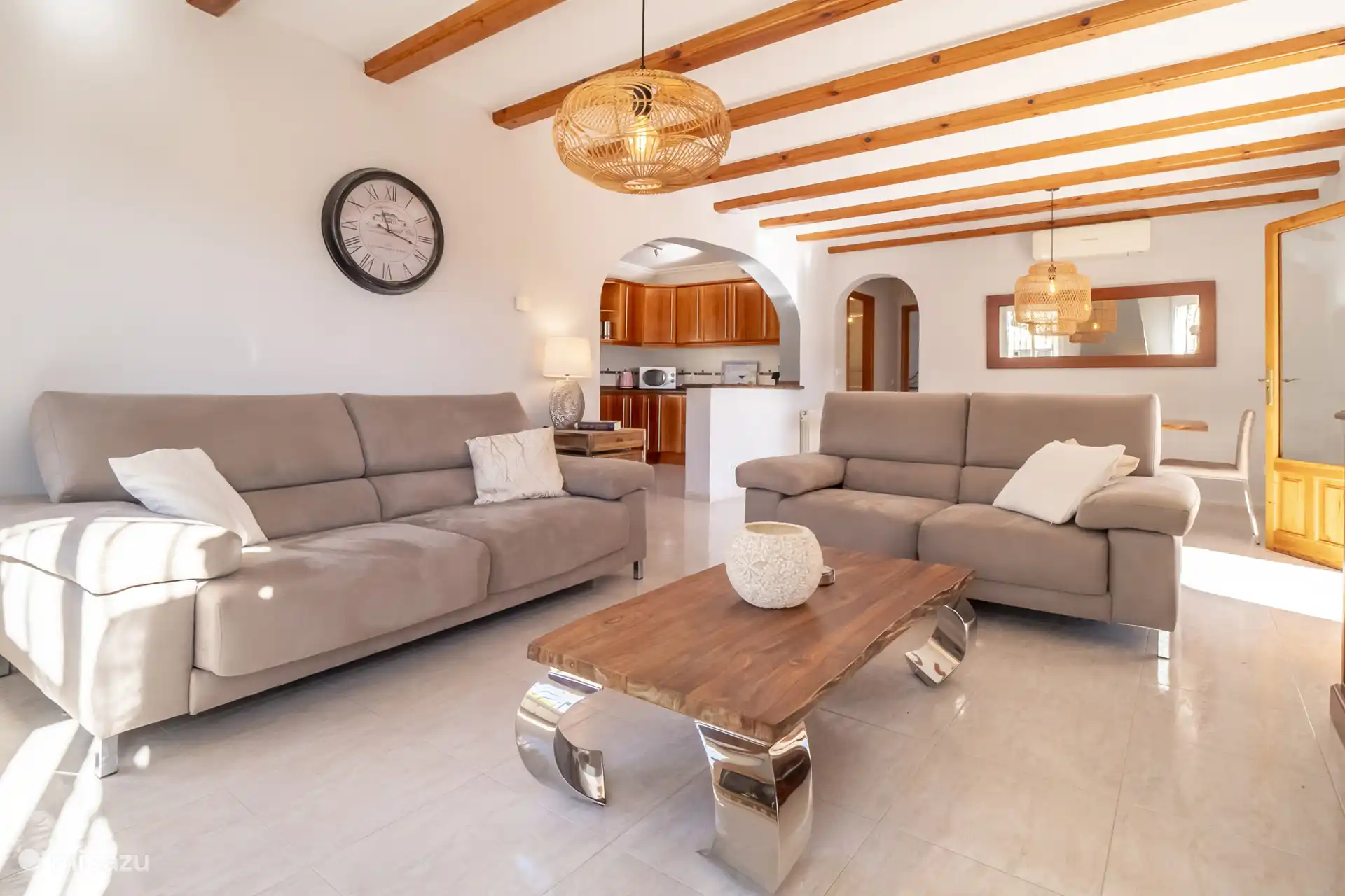 Wohnzimmer mit bequemen Sofas und Smart-TV