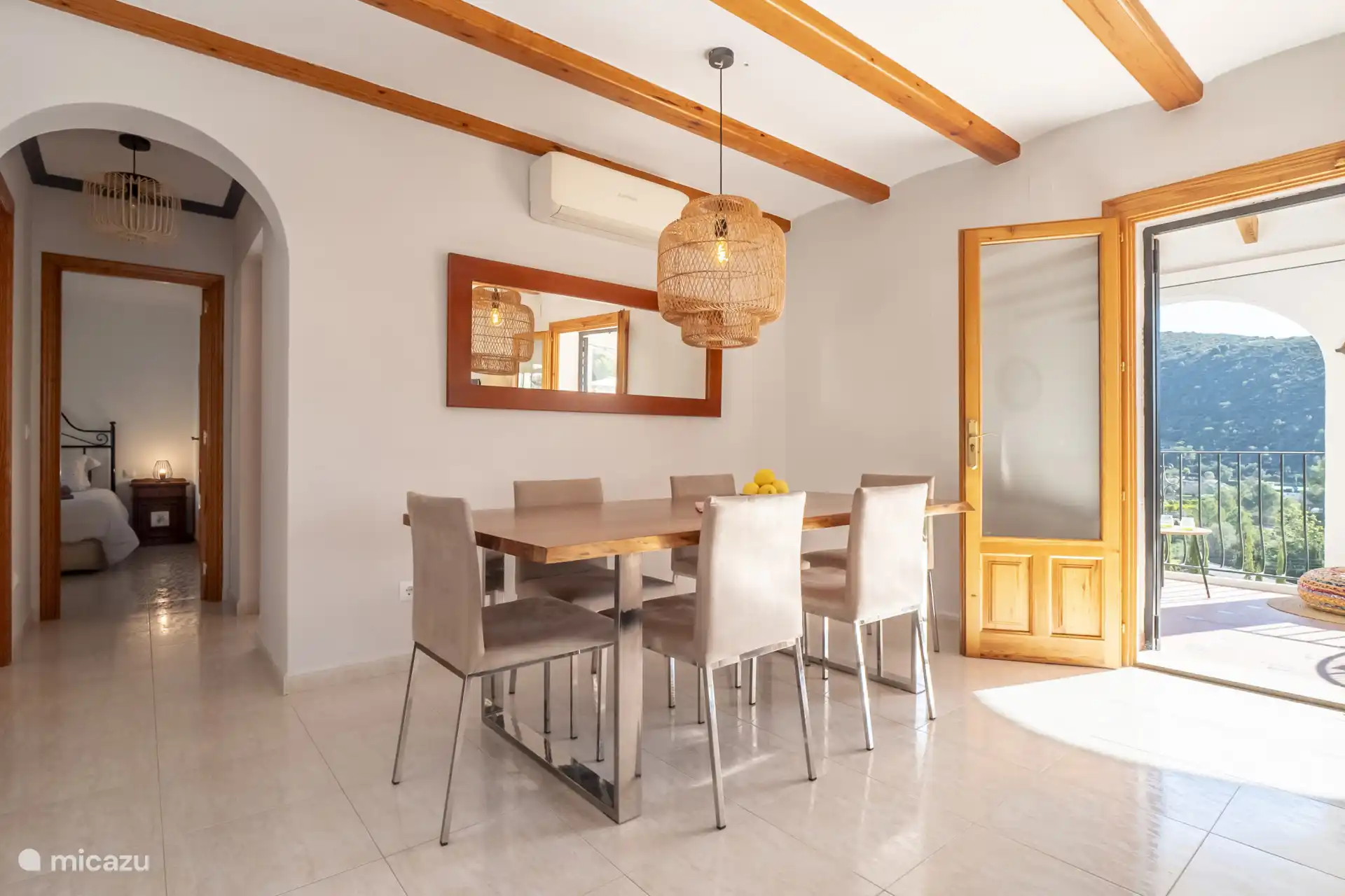 Esstisch im Wohnzimmer