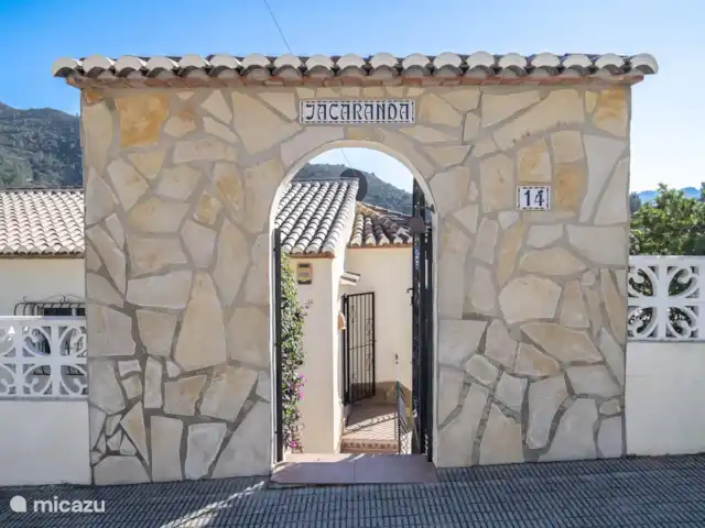 Villa Jacaranda huren in Spanje, Costa Blanca, Alcalali - villa Het terrein is volledig omheind, via een typische Spaanse trap naar beneden en kom je uit op het terras met het heerlijke prive zwembad (afmeting 8 x 4 m.)