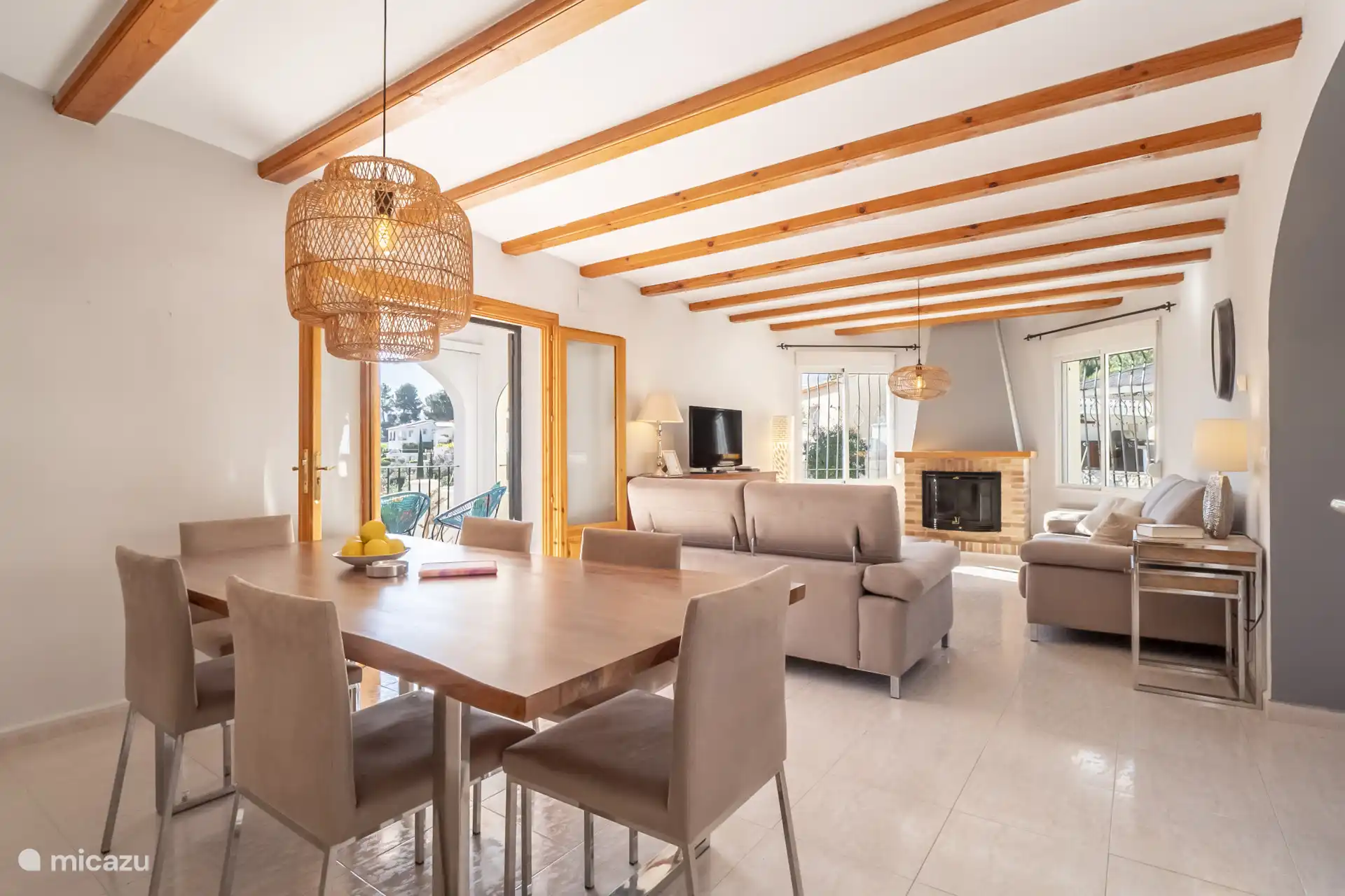 Das geräumige und helle Wohnzimmer