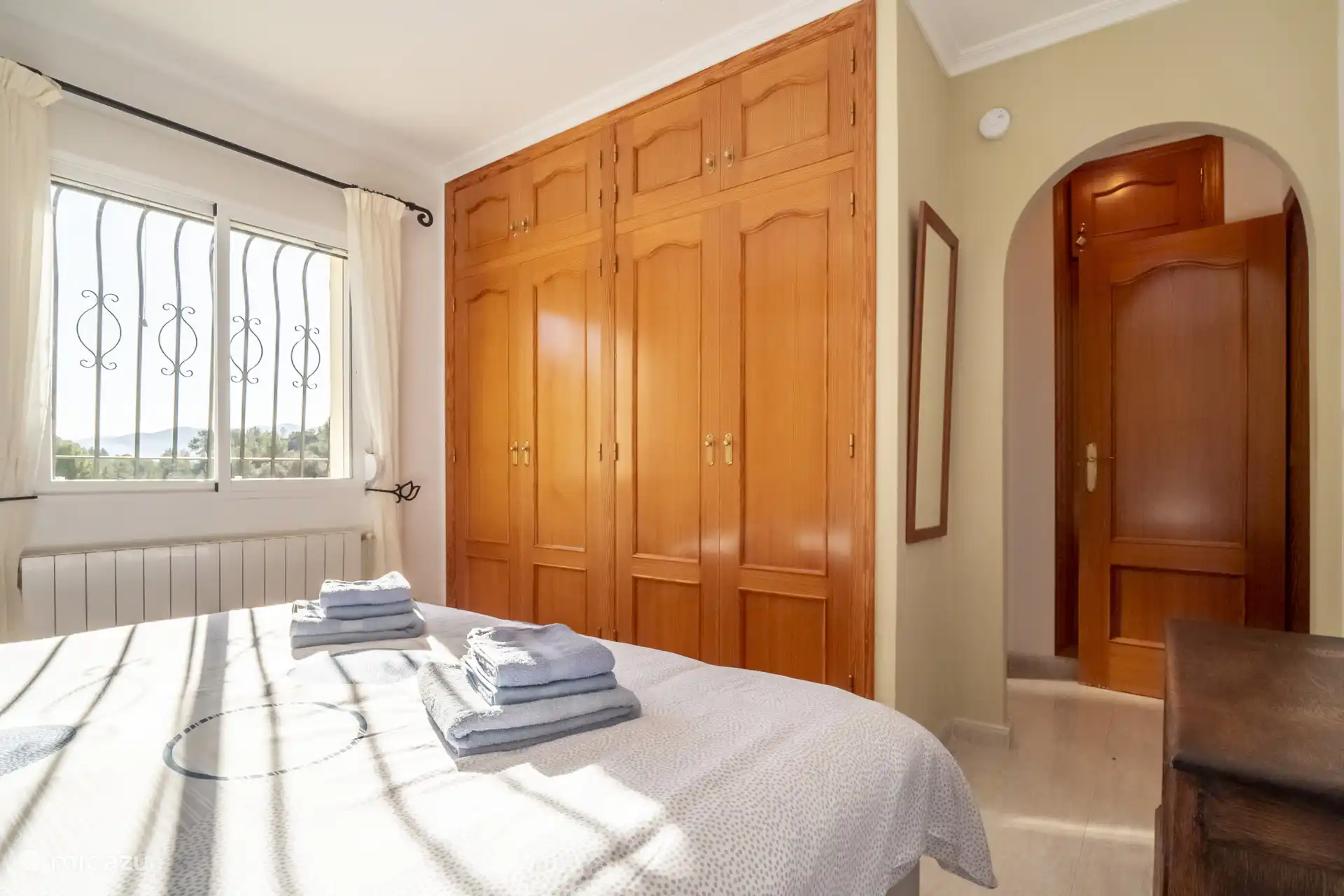 Schlafzimmer mit Doppelbett