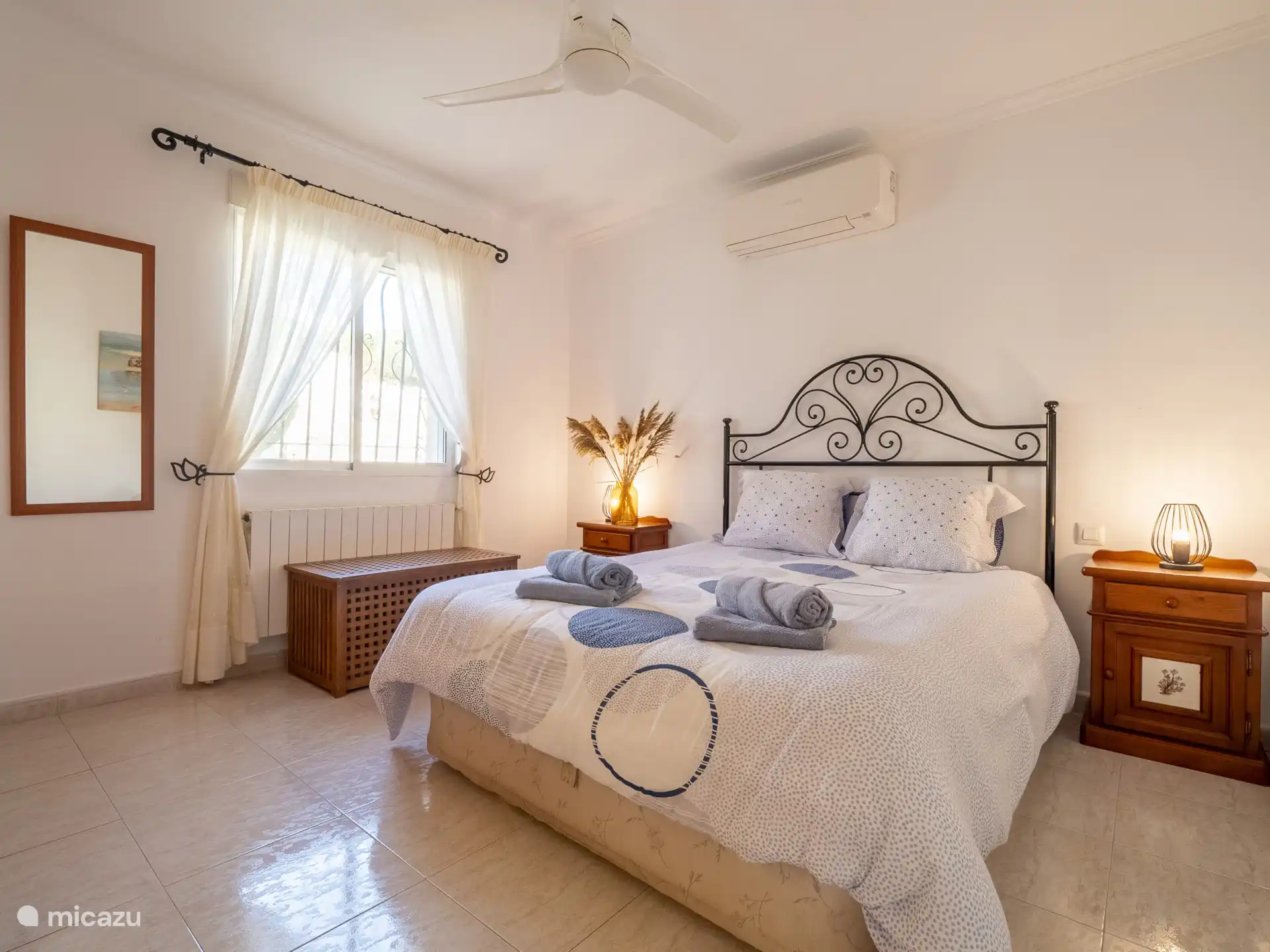 Schlafzimmer mit Doppelbett