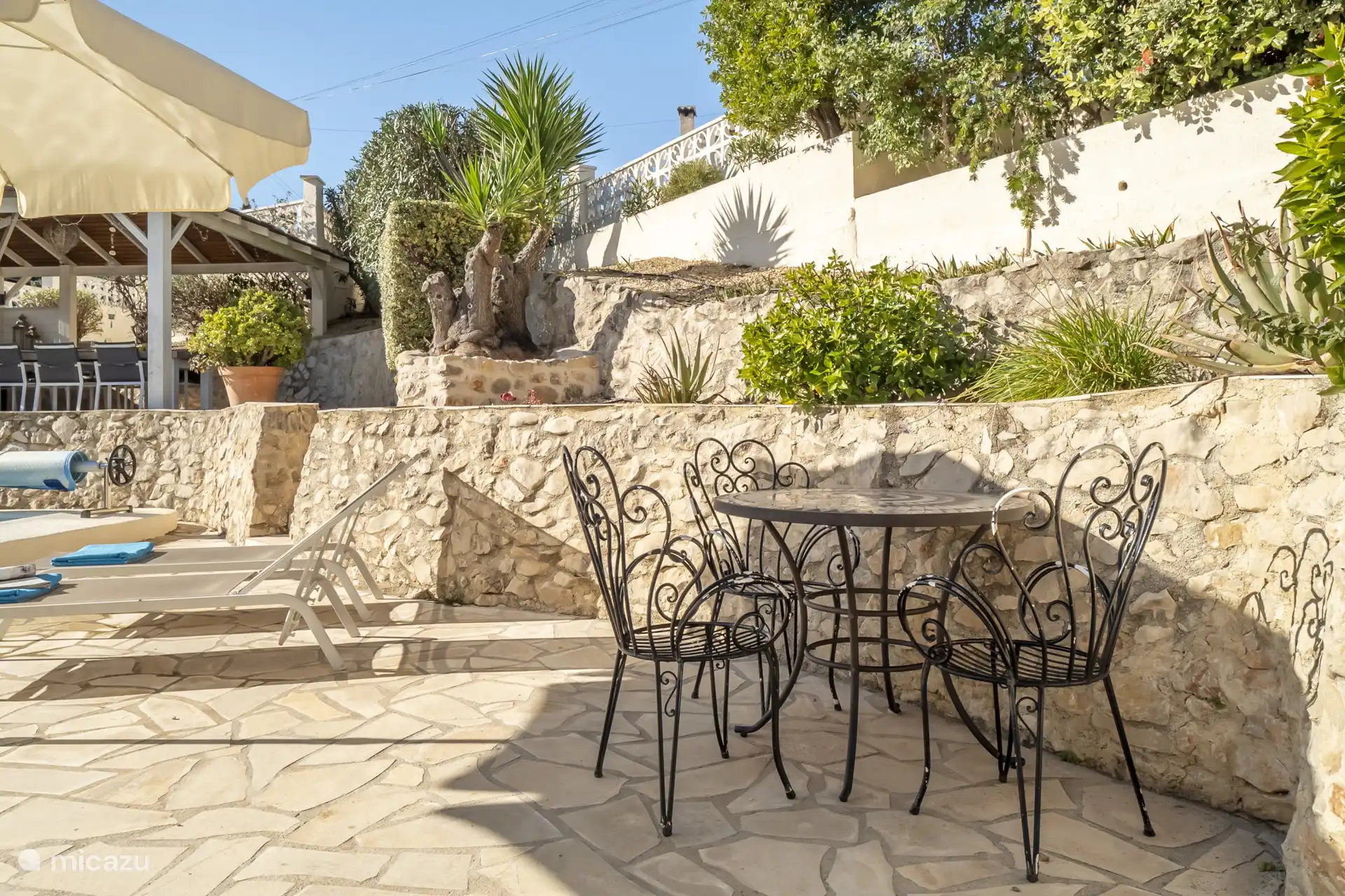 Schöne Sitzgelegenheiten rund um das Ferienhaus