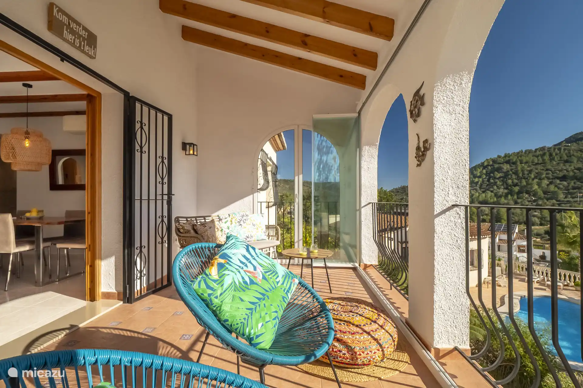 Vom Wohnzimmer aus gelangt man direkt in die Naja, wo man einen schönen Blick über das Tal hat, die Naja kann mittels einer Glasfront komplett abgeschlossen werden. 