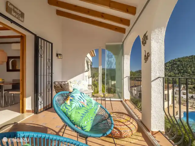 Villa Jacaranda huren in Spanje, Costa Blanca, Alcalali - villa Vanuit de woonkamer loop je zo de naja in, waar je prachtig uitzicht hebt over de vallei, de naja is volledig af te sluiten door middel van een glazen pui.