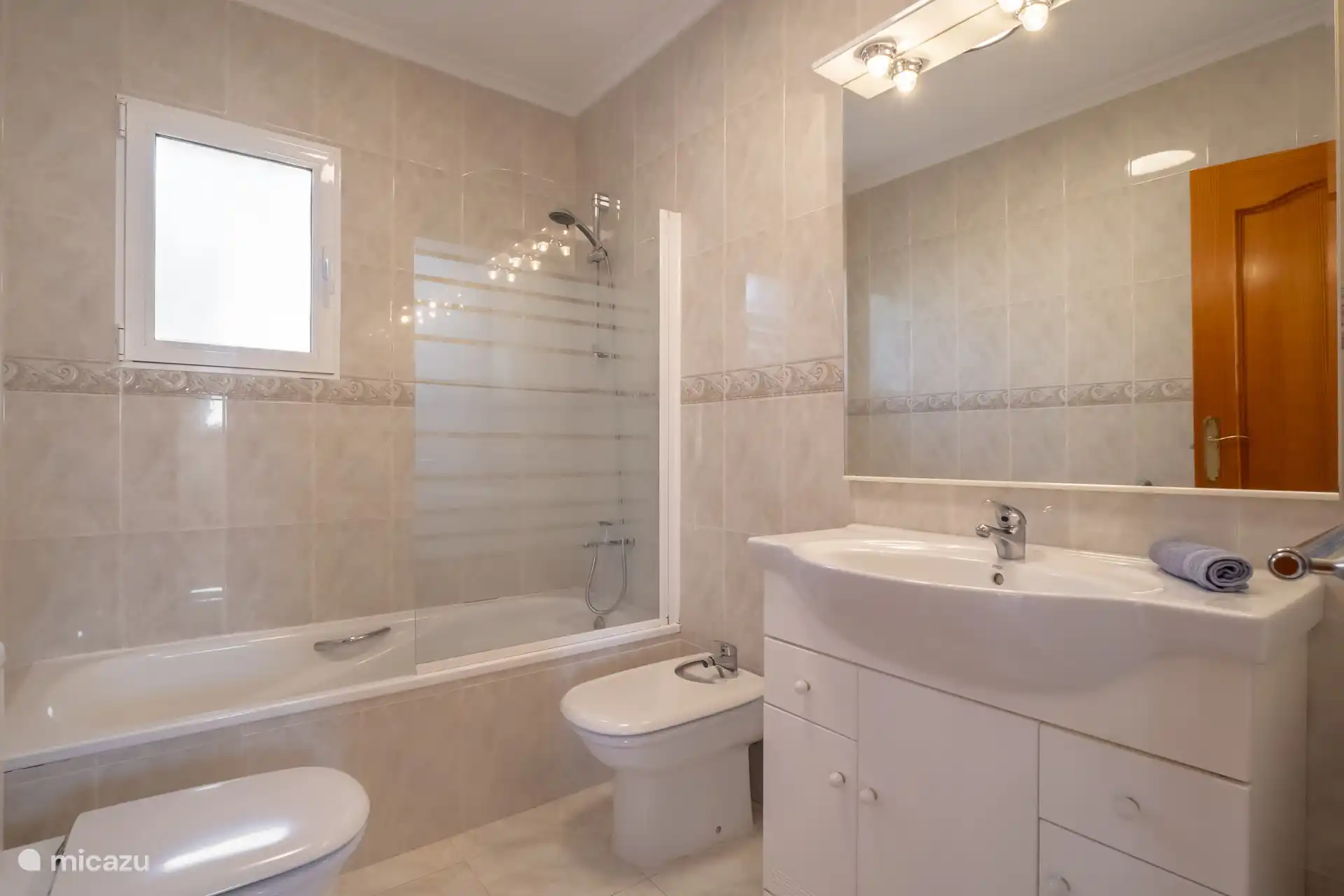 Badezimmer mit Badewannen-/Duschkombination