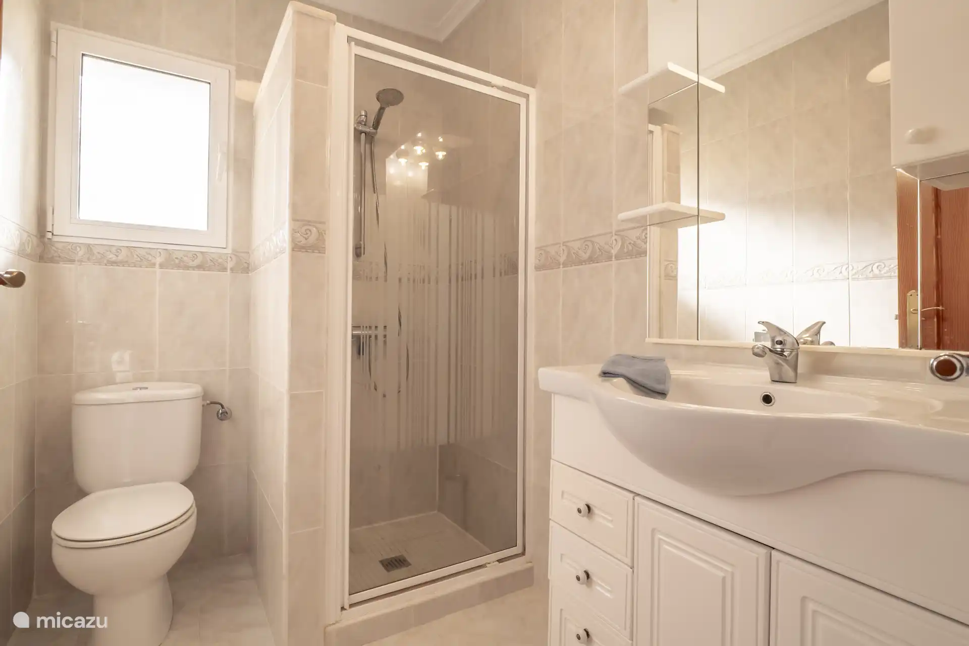 Badezimmer mit Dusche