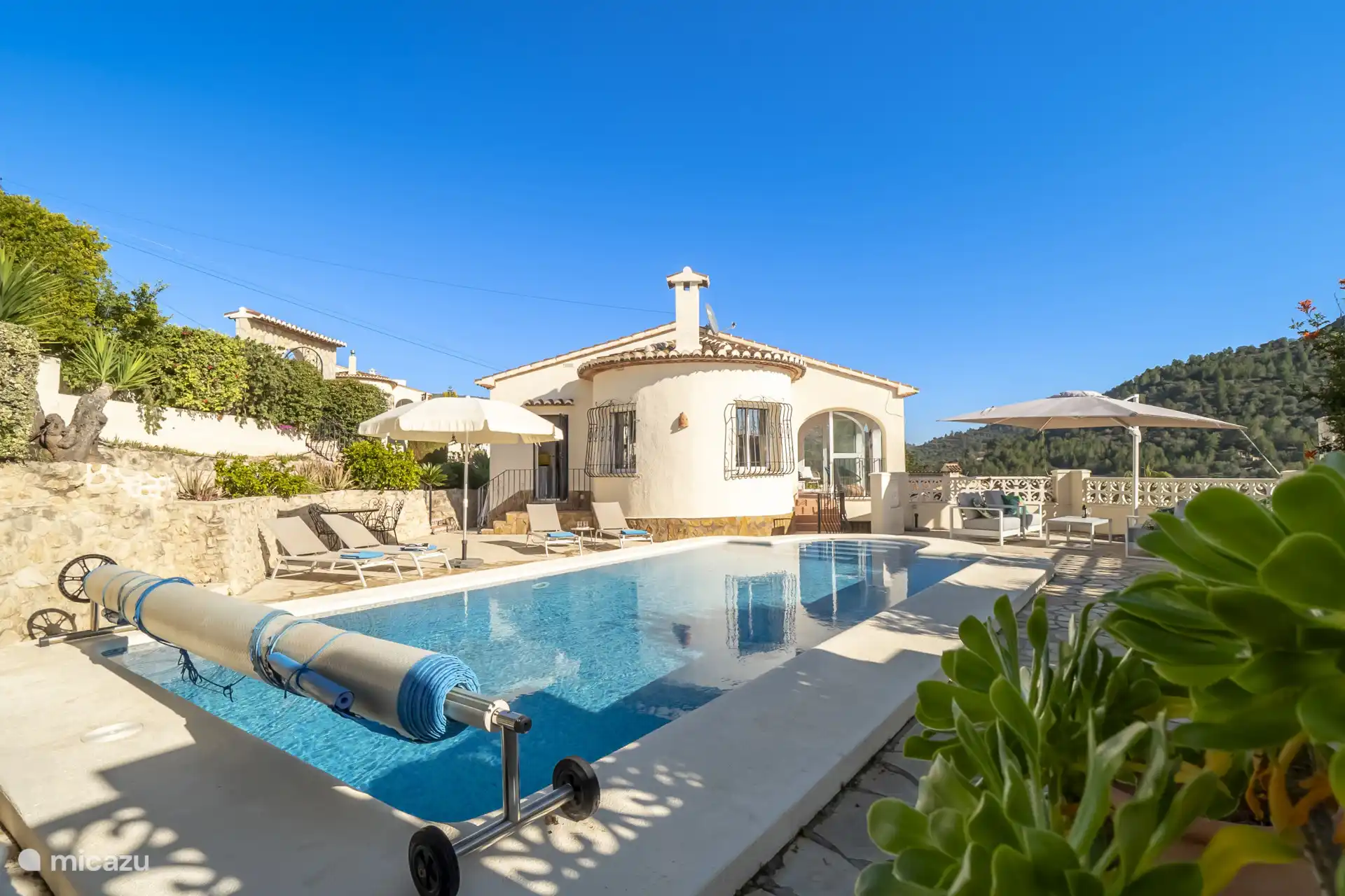 Es gibt eine Abdeckung, um die Wärme des Pools zu halten