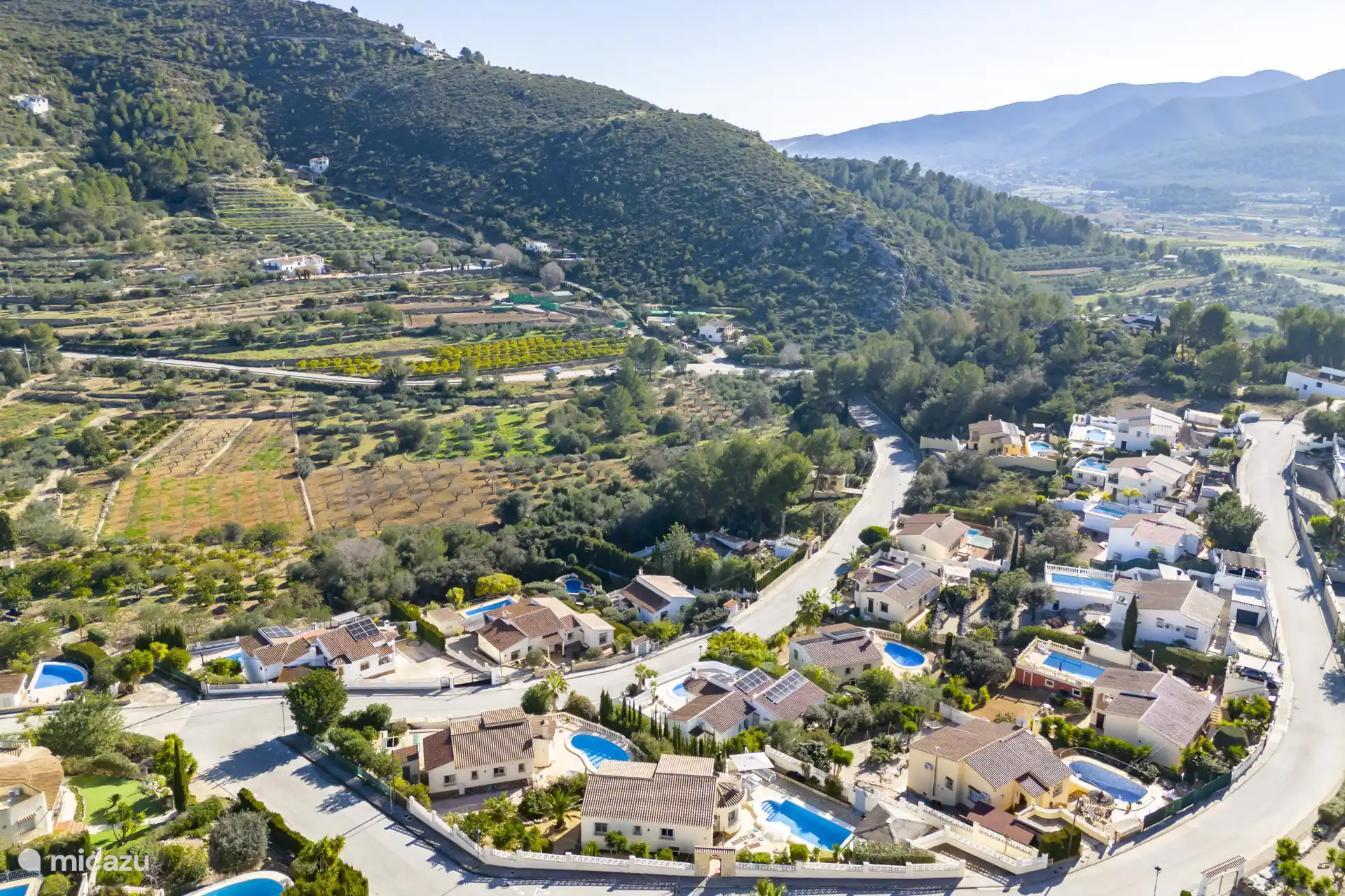 Alcalalí ist ein kleines Dorf mit etwa 1300 Einwohnern. Es befindet sich im Jalon-Tal, inmitten von Mandel-, Orangen- und Olivenbäumen. Es gibt einen authentischen Dorfplatz mit einer Kirche und einigen Bars/Restaurants. Mit dem Fahrrad/zu Fuß erreichbar, in Jalon, Parcent und Orba, gibt es noch mehr Restaurants