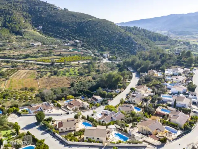 Villa Jacaranda huren in Spanje, Costa Blanca, Alcalali - villa Alcalalí is een klein dorpje, met ca 1300 inwoners. Het ligt in de Jalon-vallei, midden tussen de amandel-, sinaasappel- en olijfbomen. Er is een authentiek dorpspleintje met een kerk en een paar barretjes/restaurants. Op fiets-/wandelafstand, in Jalon, Parcent en Orba, is nog meer horeca te vinden