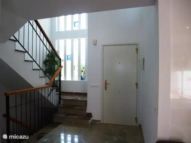 Location de Vacances Espagne, Costa del Sol, Benalmádena, maison de vacances - Benalmádena Pueblo Hall, porte d’entrée et escaliers de haut en bas.