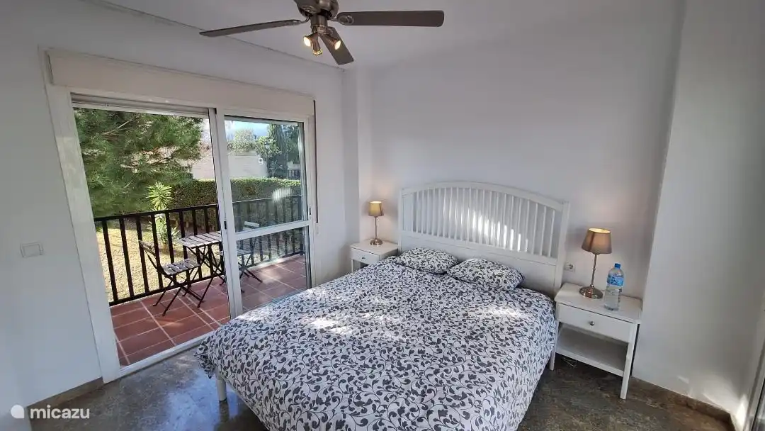 Schlafzimmer 2 mit Terrasse.