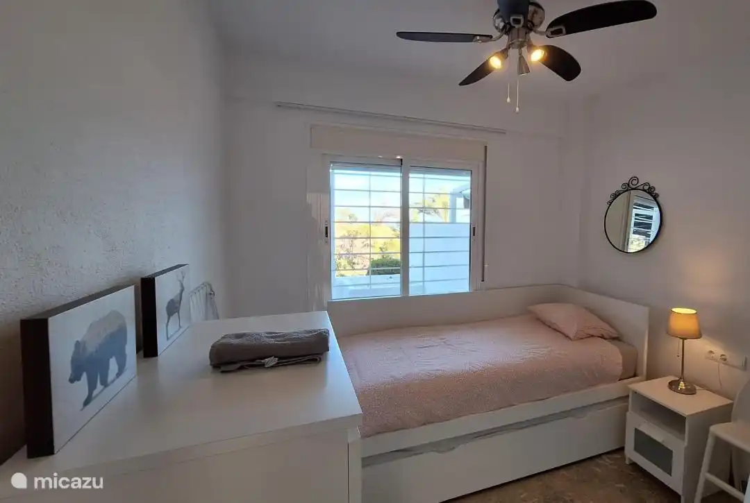 Schlafzimmer 3 im Erdgeschoss. Zwei Einzelbetten.