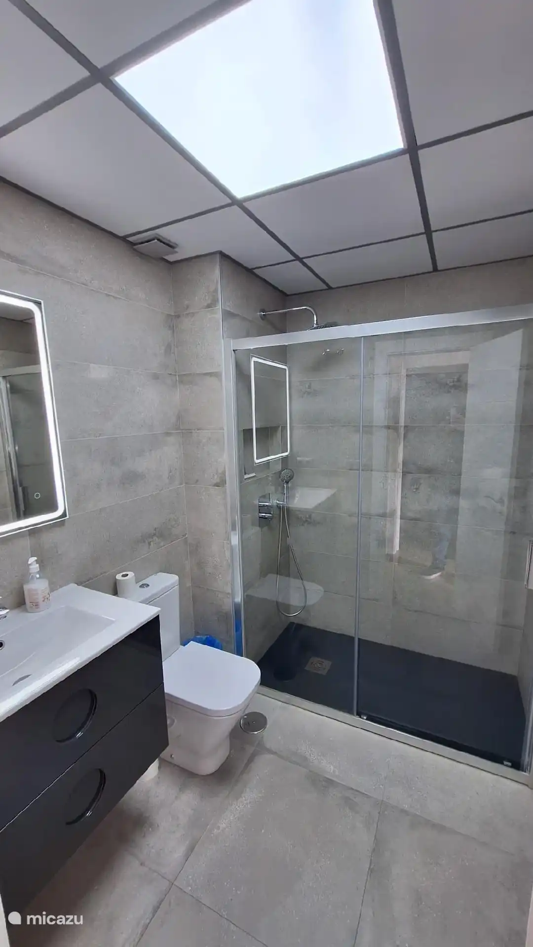 Badezimmer 2, erster Stock.