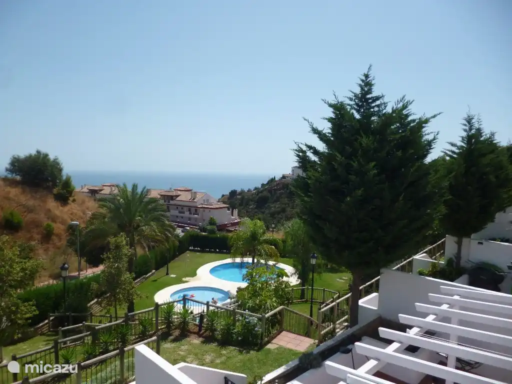 Swimmingpool mit Meerblick von der Terrasse im ersten Stock.