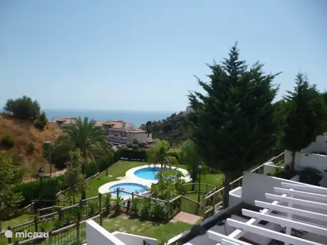 Location de Vacances Espagne, Costa del Sol, Benalmádena, maison de vacances - Benalmádena Pueblo Piscine avec vue sur la mer depuis la terrasse du premier étage.