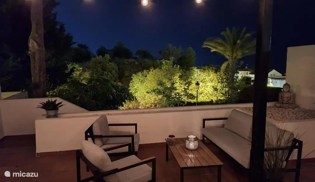 Die Terrasse bei Nacht.