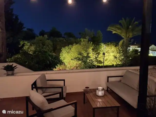 Location de Vacances Espagne, Costa del Sol, Benalmádena, maison de vacances - Benalmádena Pueblo La terrasse la nuit.
