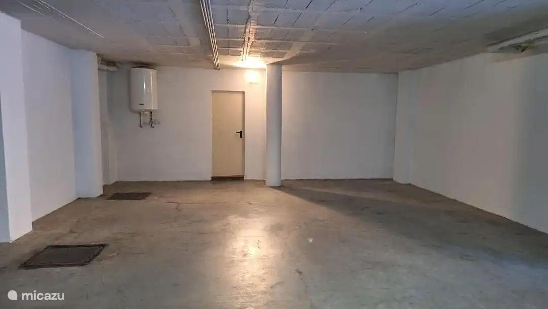Garage im Untergeschoss.