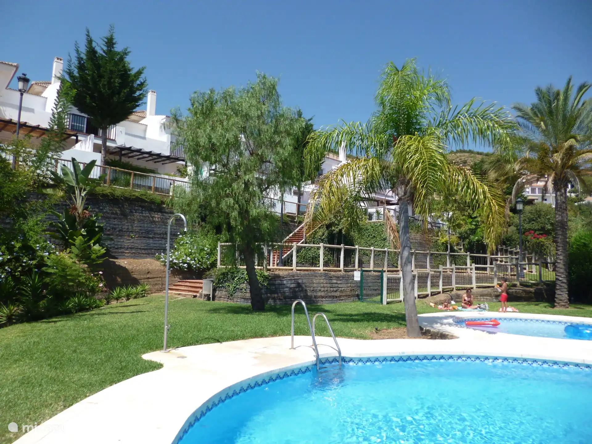 Schwimmbad und Liegewiese von der Terrasse aus zugänglich.