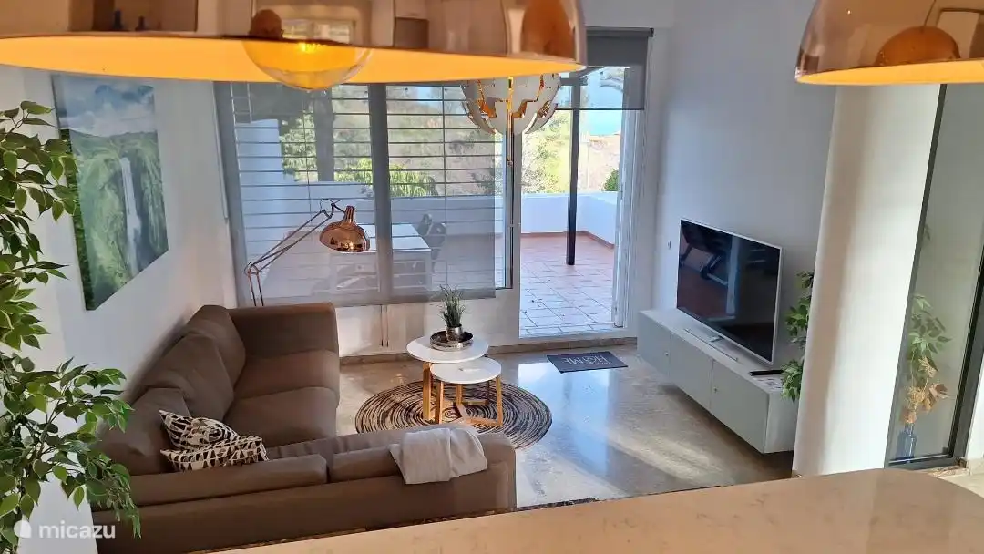 Wohnzimmer mit Türen zur Terrasse.