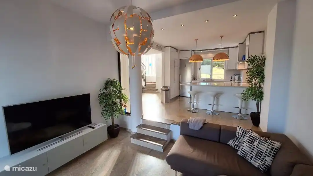 Wohnzimmer, Flur und offene Küche.