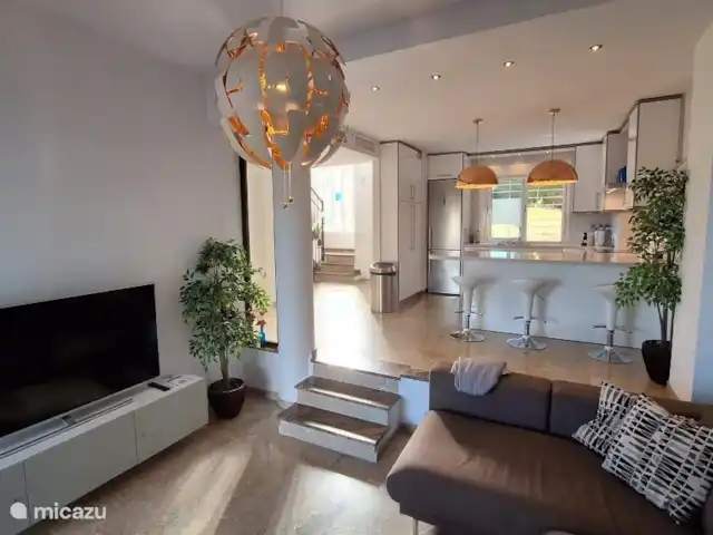 Location de Vacances Espagne, Costa del Sol, Benalmádena, maison de vacances - Benalmádena Pueblo Salon, hall et cuisine ouverte.