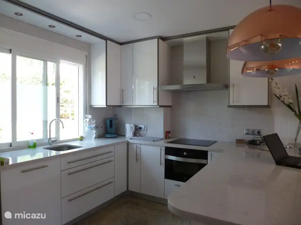 Gut ausgestattete Küche.