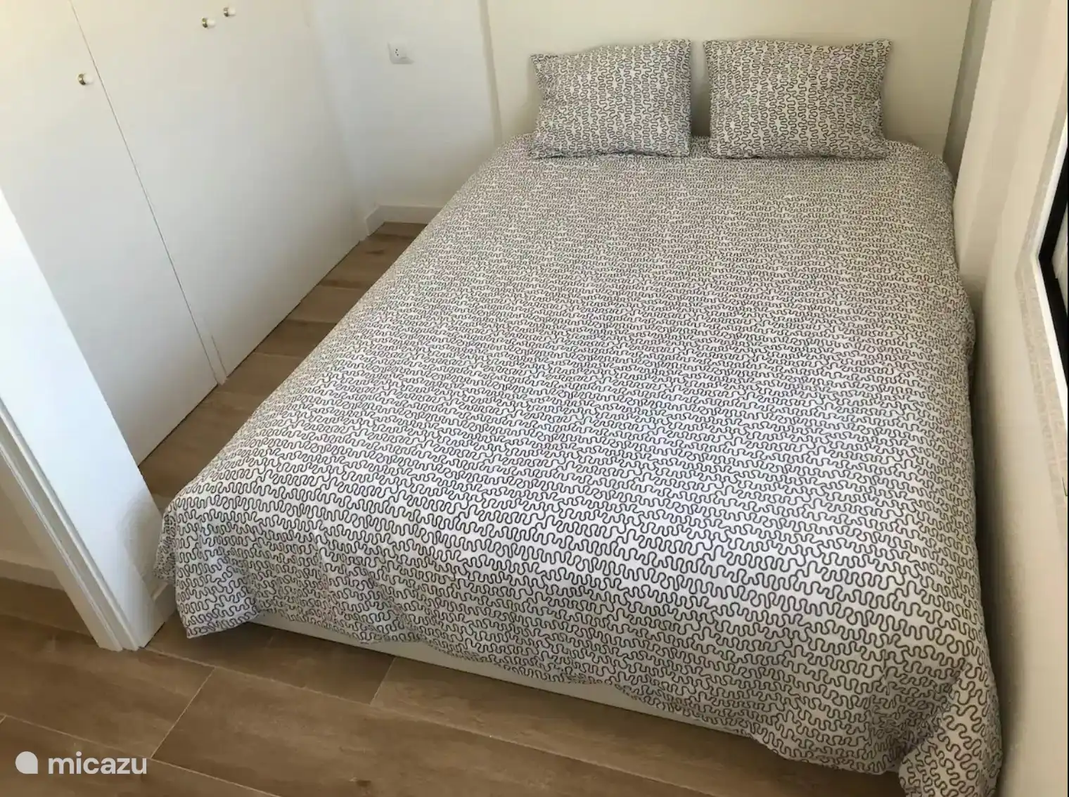 Zweites Schlafzimmer, in dem sich auch das Babybett befindet