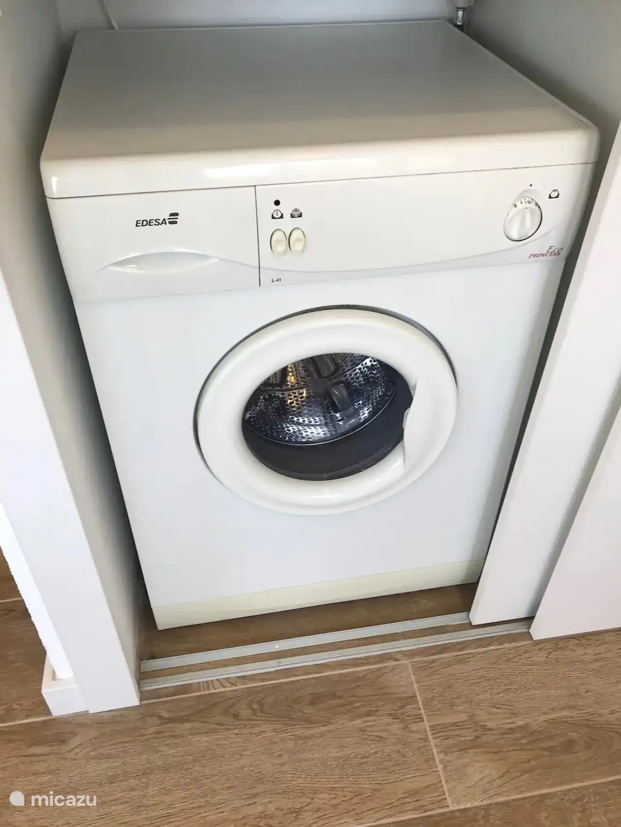 Kühlschrank, Waschmaschine, Mikrowelle und Nespresso-Maschine vorhanden 