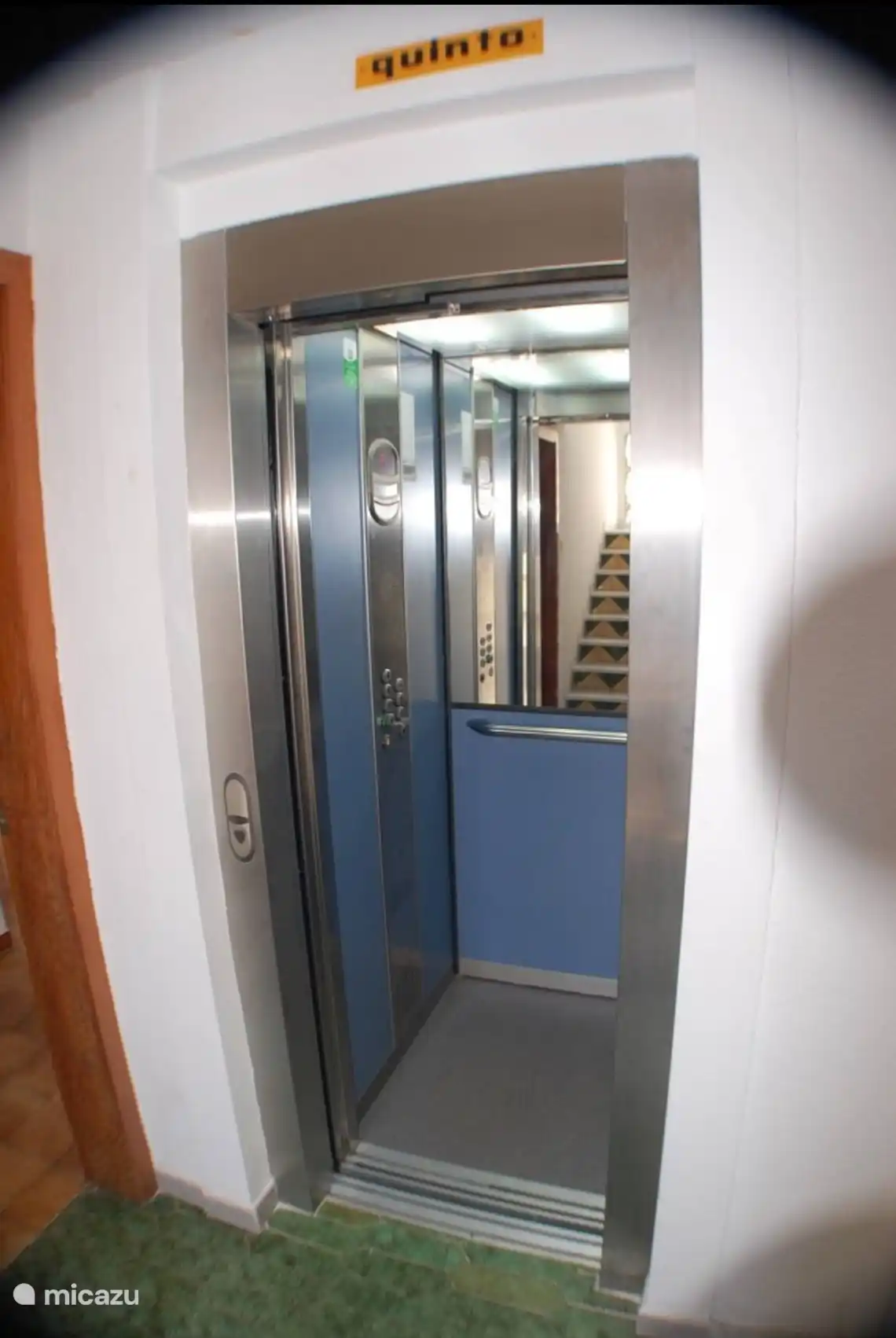 Das Gebäude verfügt über einen Aufzug