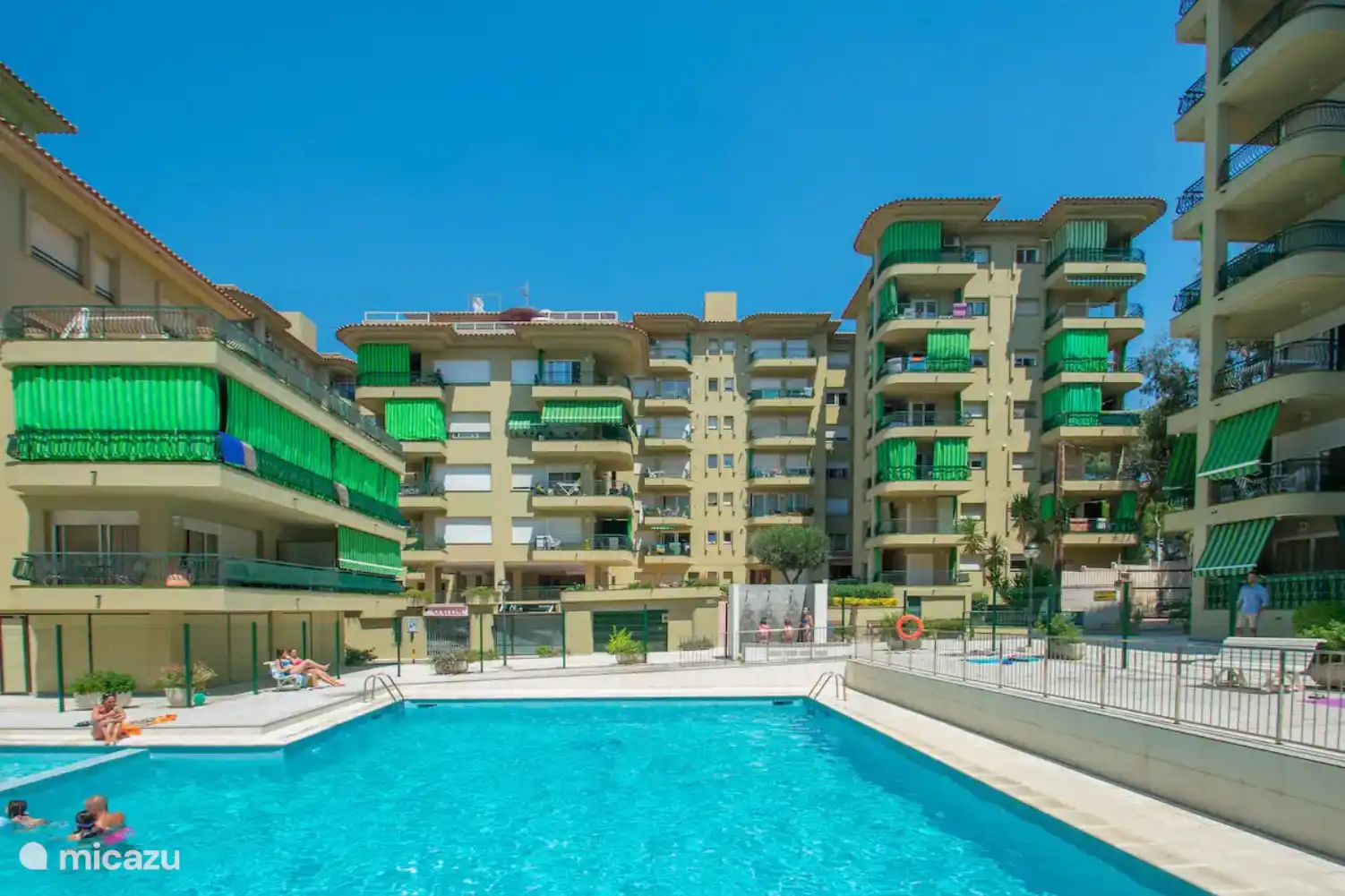 Großer Gemeinschaftspool