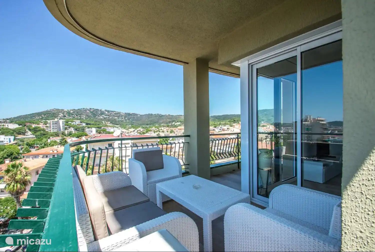 Balkon mit Blick auf die Hauptstraße von Platja Daro und das Meer auf der anderen Seite