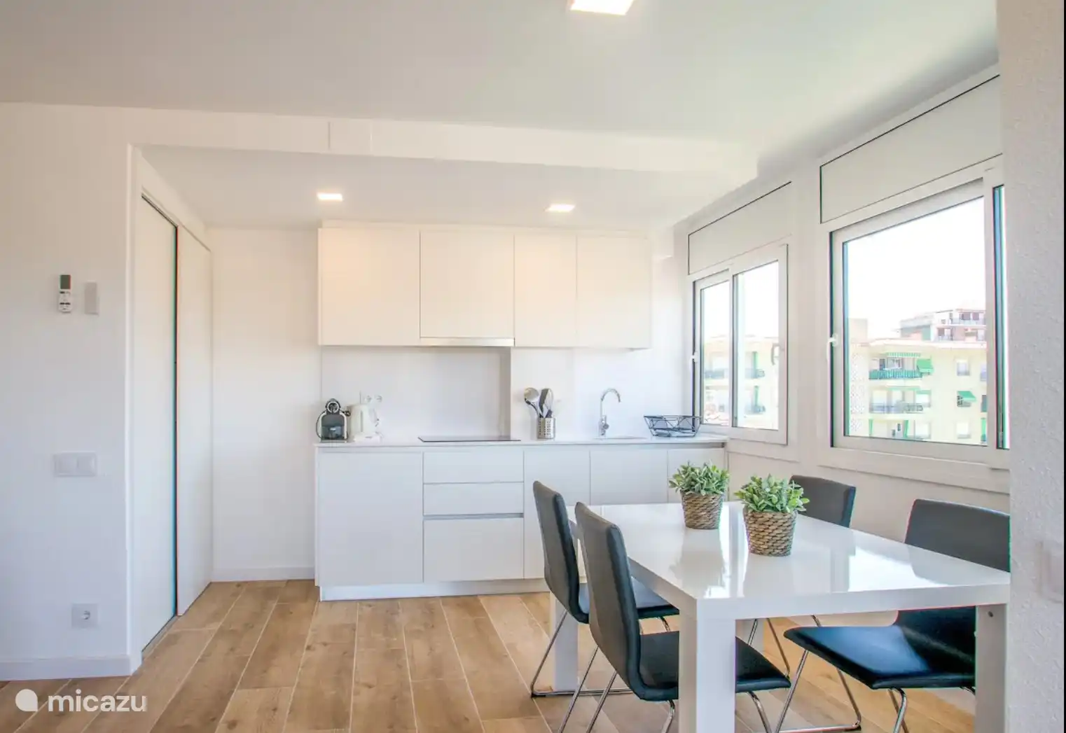 Offene Küche mit Esstisch